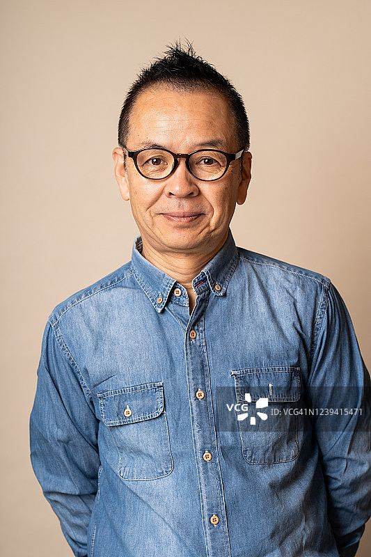 留着柔软莫霍克发型的日本老年男人影棚肖像图片素材