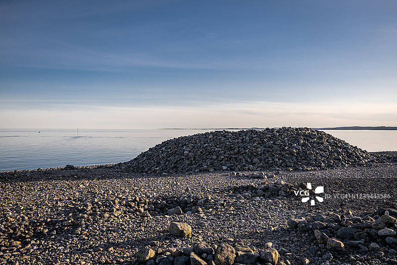 挪威西福尔德莫伦的维京坟墓。石滩和背景中的海洋图片素材