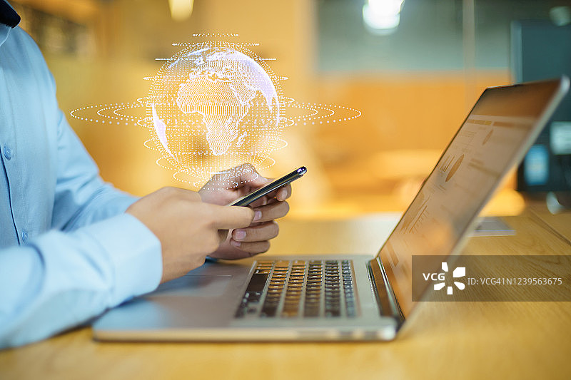 男人在虚拟视觉屏幕上使用笔记本电脑图片素材