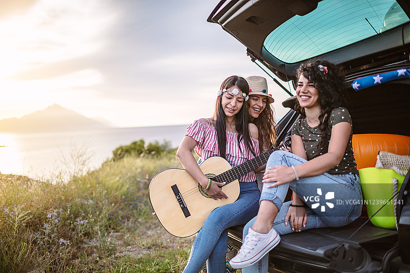 朋友们的公路旅行图片素材