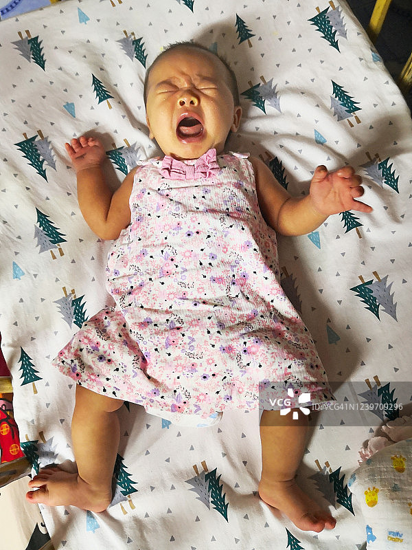 新生婴儿在婴儿床上哭泣图片素材