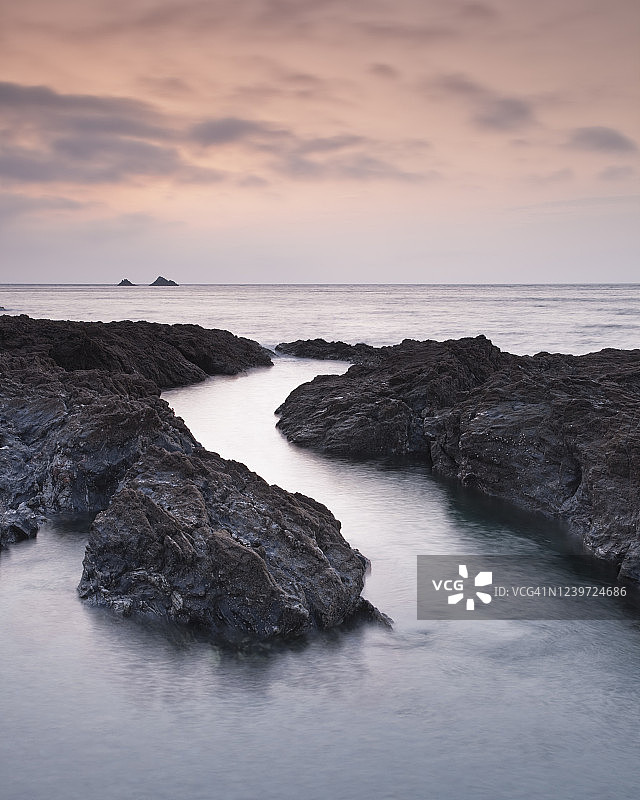 英国德文郡海岸线起点黎明之光图片素材