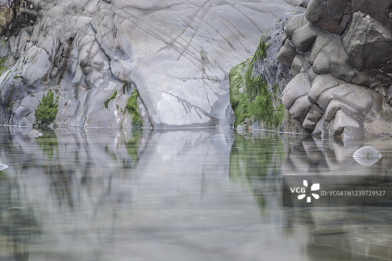 英国康沃尔Sandymouth海滩上的岩石和水抽象图片素材