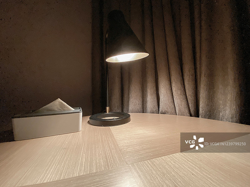 木制桌面上的蜡烛和卫生纸盒图片素材