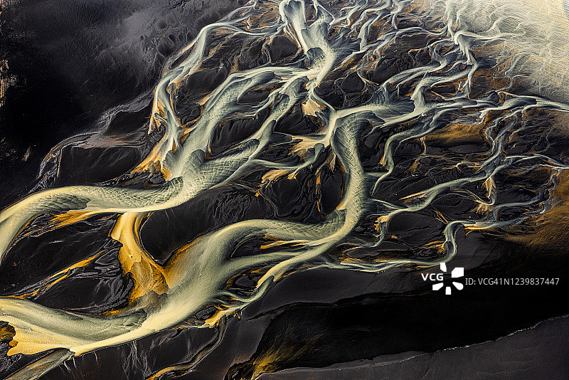 冰岛荒凉地貌上的美丽冰川河流图片素材