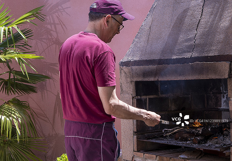 烤羊肉午餐：准备中的炭火图片素材