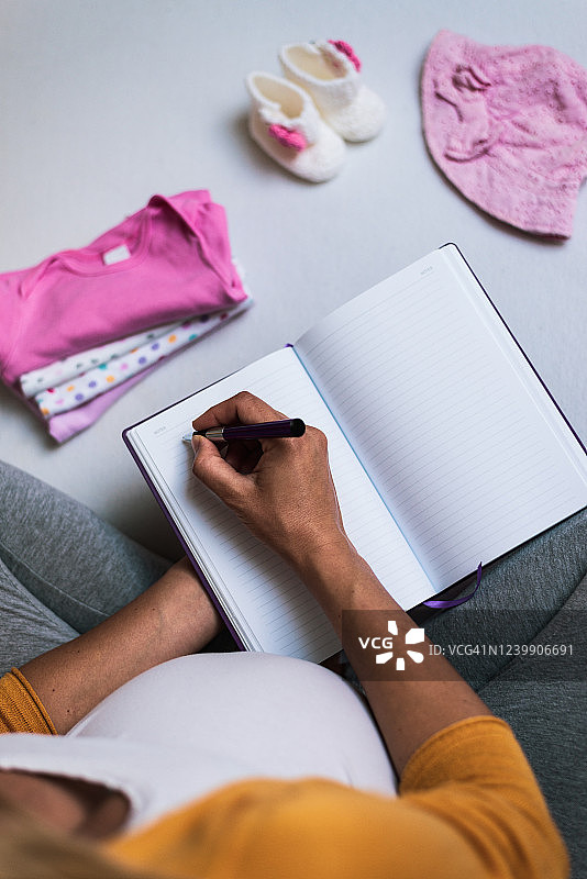 孕妇正在制定待办事项清单图片素材