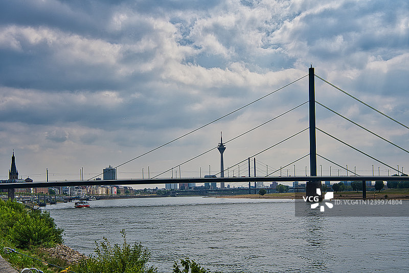 德国杜塞尔多夫莱茵河全景图片素材
