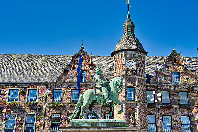 德国杜塞尔多夫扬·韦勒姆纪念碑和老市政厅图片素材