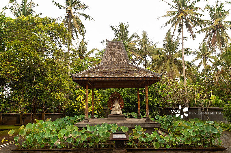 门杜佛教寺院的佛塔与不空成就佛像图片素材