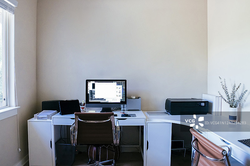 居家办公：电脑、白色书桌与皮椅图片素材