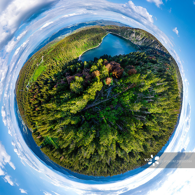 小星球投影球形全景：法国阿尔萨斯孚日山脉白湖无人机视角图片素材