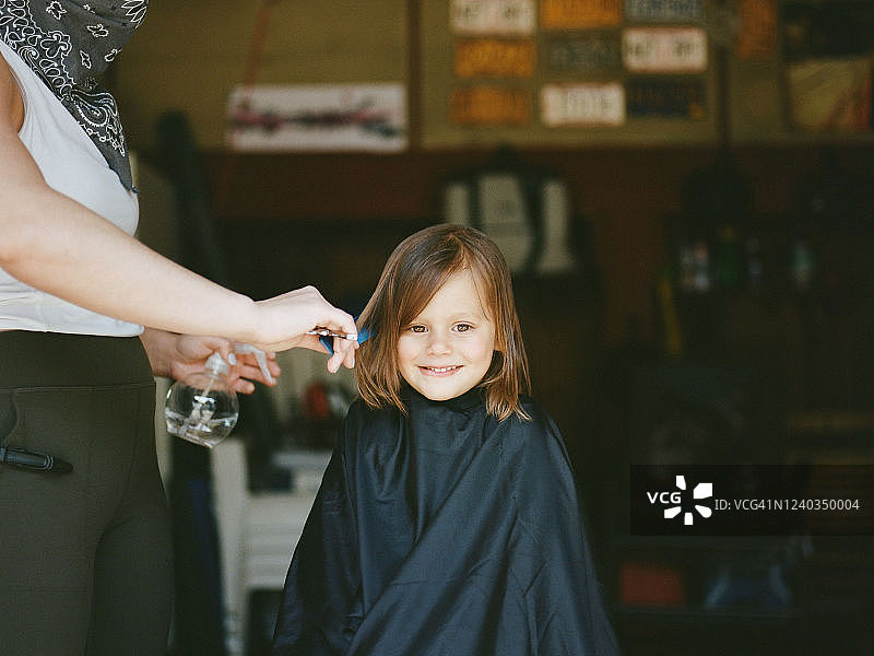 理发时微笑的年轻女孩图片素材