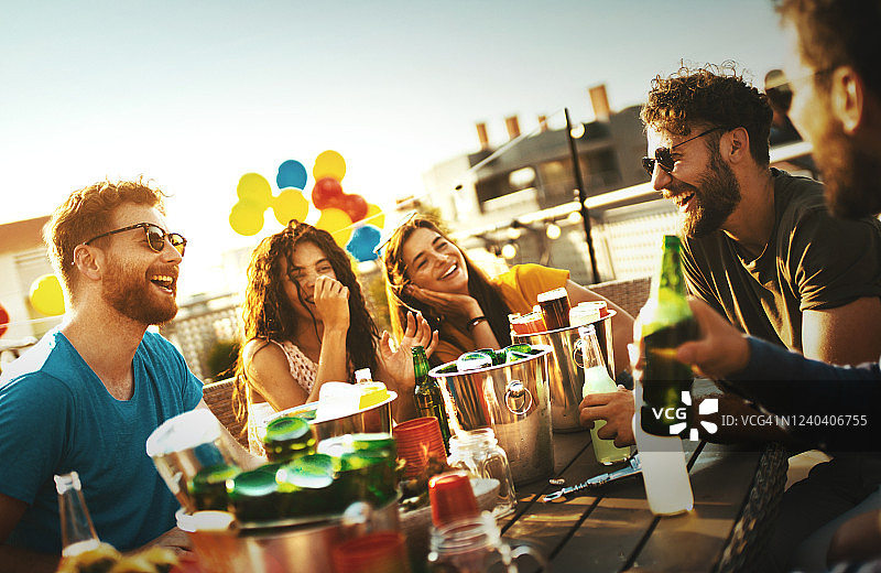 夏日午后的屋顶派对图片素材