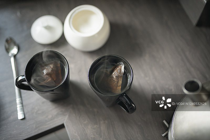 正在冲泡的两杯茶和装满沸水的茶壶图片素材