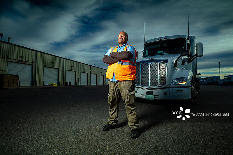 在院子里摆姿势的卡车司机图片素材