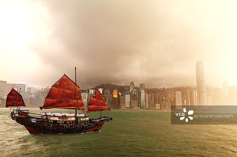 香港维多利亚港的传统帆船图片素材