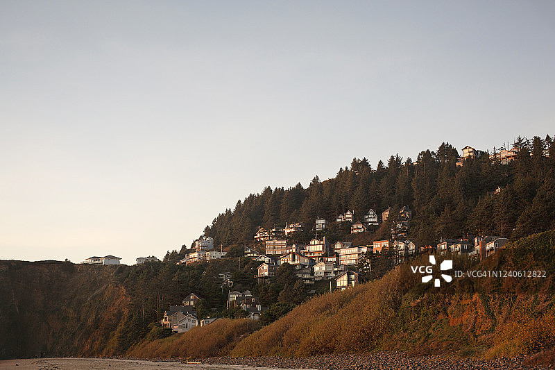 俄勒冈州沿海小镇的低角度景观图片素材