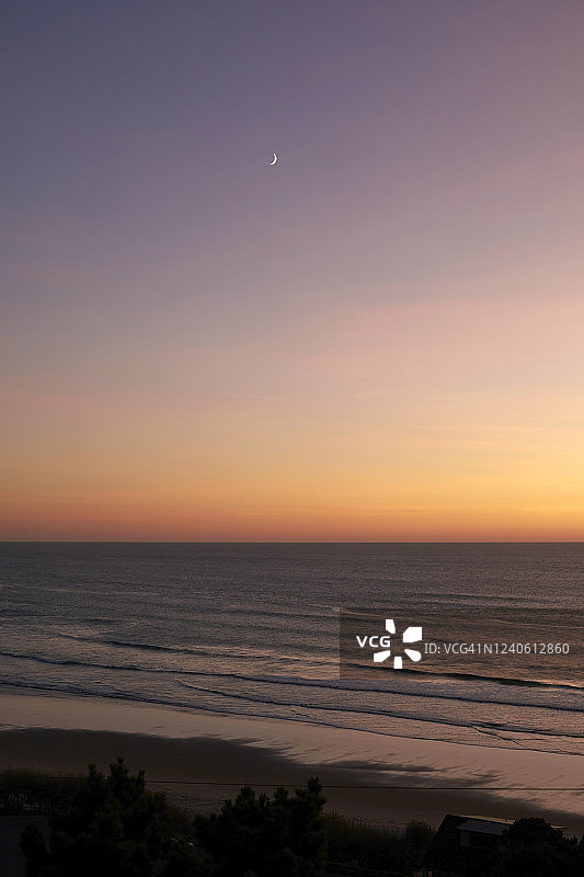 黄昏时分太平洋上空的月亮图片素材
