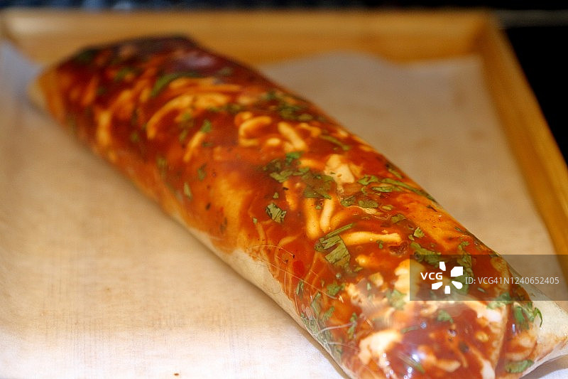 红酱鸡肉沙瓦玛卷图片素材