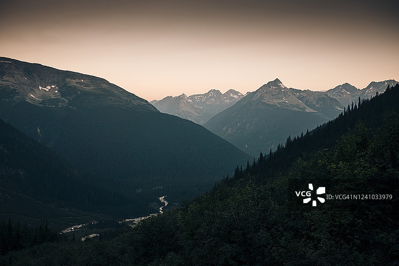 冰川国家公园日出时的阿夫顿山和阿伯特山图片素材