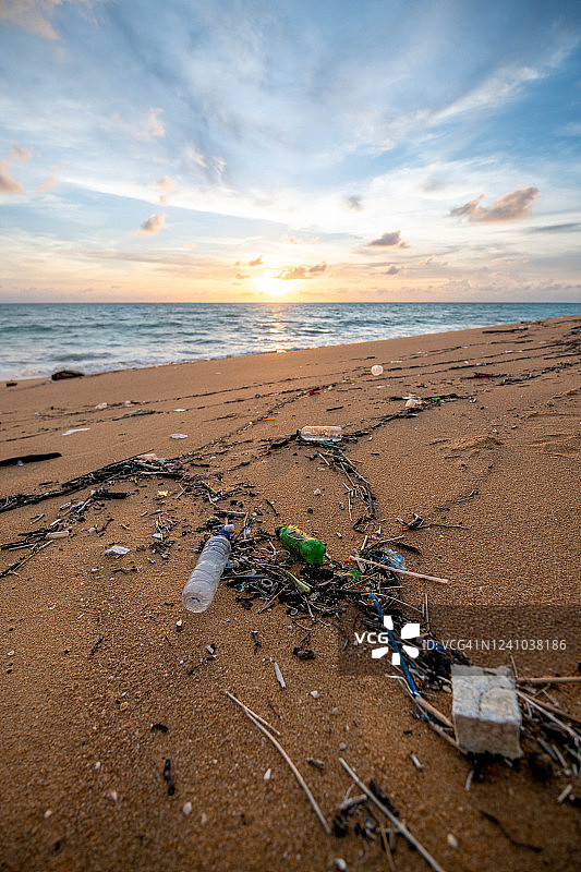 海滩上的塑料瓶垃圾图片素材