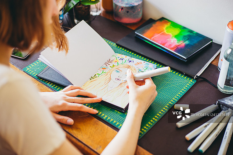 年轻女人在家绘画图片素材