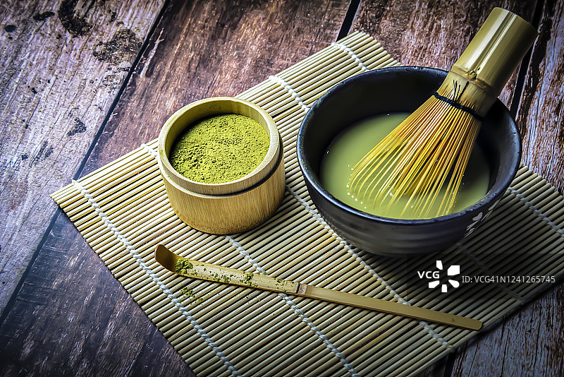 竹杯中的抹茶粉、茶筅、茶碗和木勺图片素材
