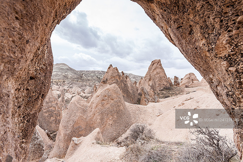 代夫伦特山谷洞穴视角岩层图片素材