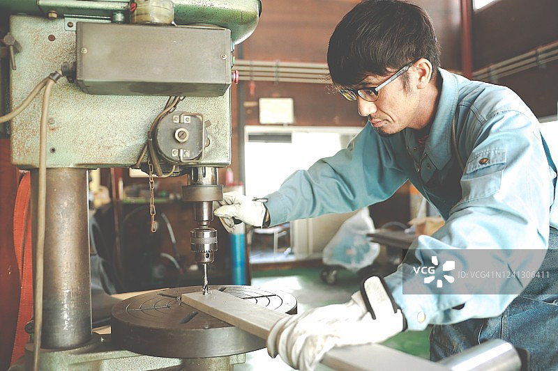 金属钻孔图片素材