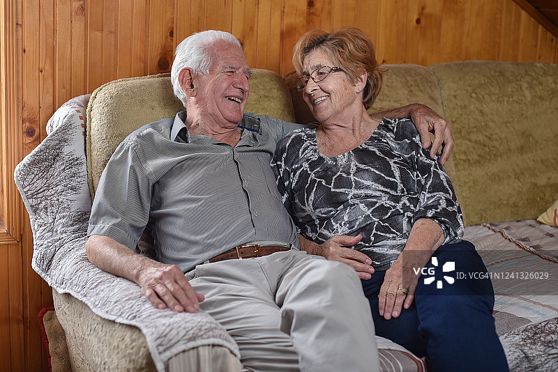室内快乐的健康老年夫妇图片素材