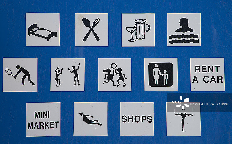 希腊海滩上带有游客活动信息的标志图片素材