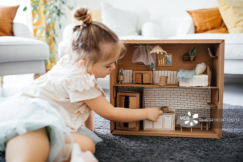 玩模型屋的小女孩图片素材