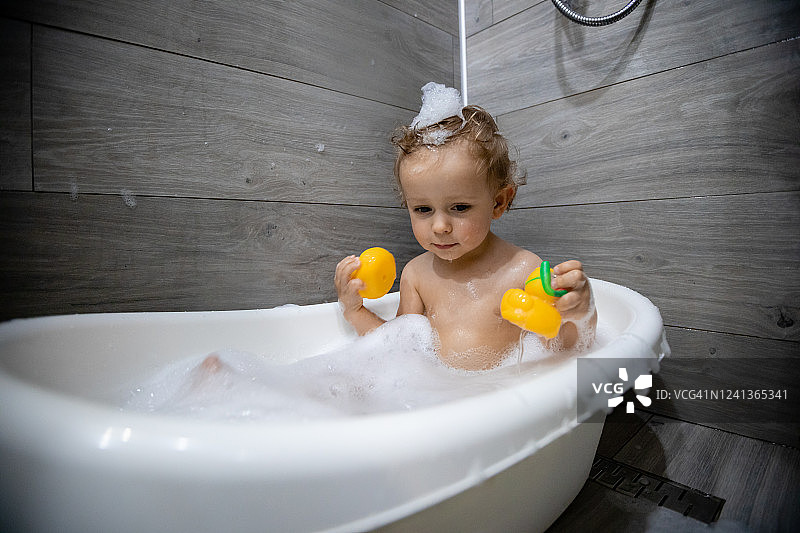浴缸里可爱的小宝宝图片素材