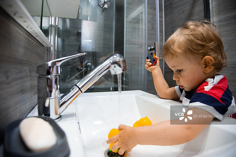 小男孩在浴室洗手图片素材