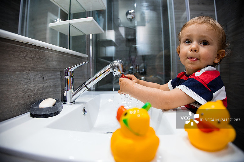 小男孩在浴室洗手图片素材