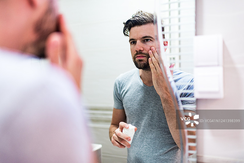 涂抹润肤霜的男人图片素材