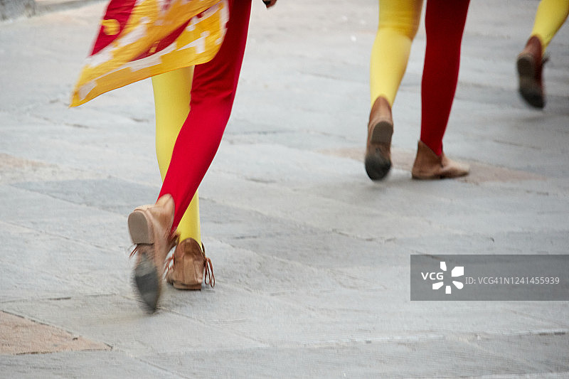 在意大利圣吉米尼亚诺镇穿着中世纪服装的人们图片素材