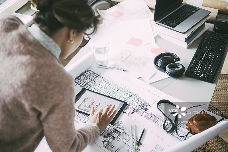 女建筑师在家办公看平板电脑鸟瞰图图片素材
