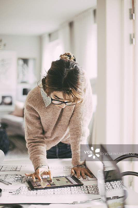 女建筑师在家中办公室使用平板电脑工作图片素材