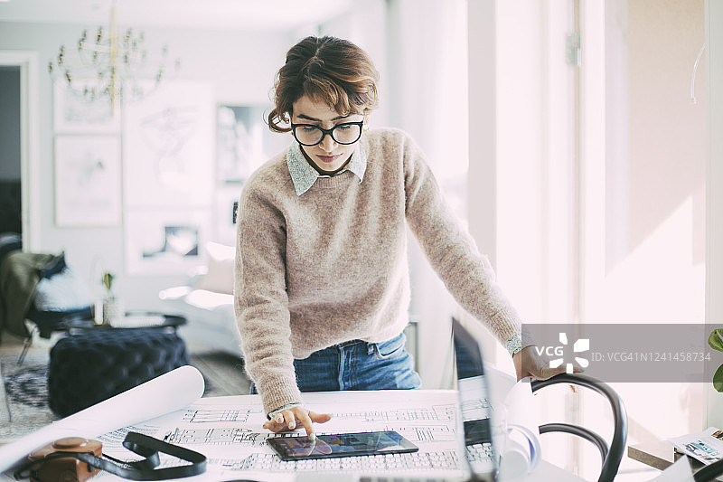 女人在家用平板电脑阅读图片素材
