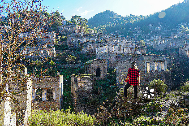 土耳其费特希耶的卡亚村，一位女士在古老的村庄里散步图片素材