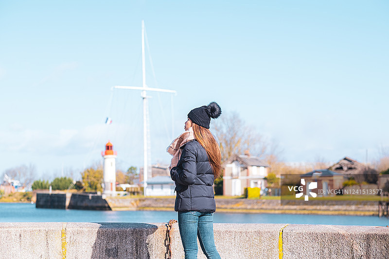 在法国诺曼底翁弗勒尔港口观光的亚洲女性图片素材