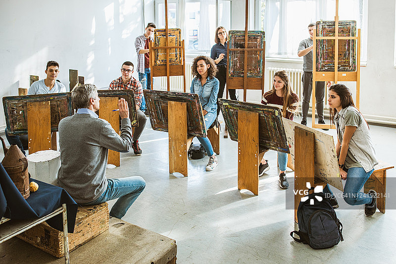学生们在工作室里和老师一起上美术课图片素材