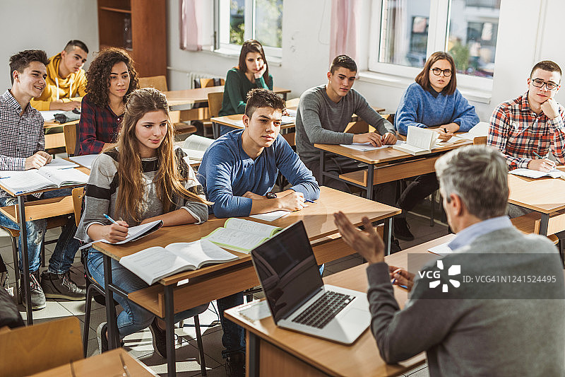 高中生在课堂上听老师讲课图片素材