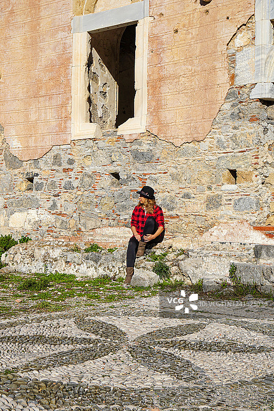 土耳其费特希耶的卡亚村，一位女士在古老的村庄里散步图片素材