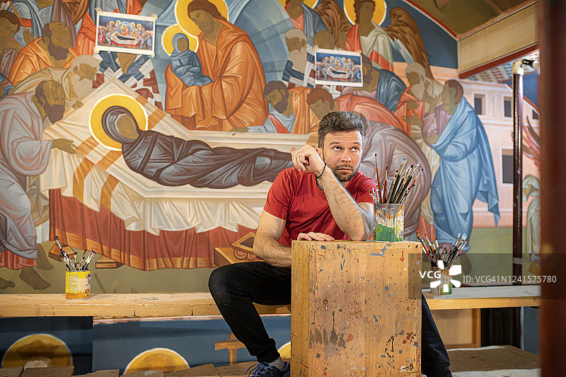 男艺术家坐在教堂里图片素材