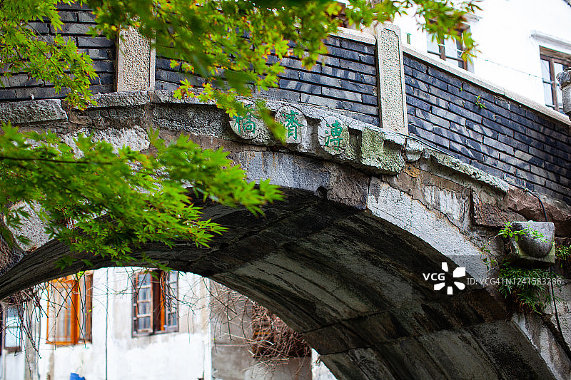 锦溪古镇的枫叶和石桥图片素材