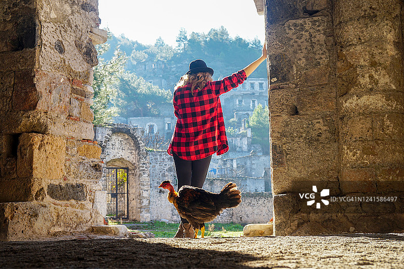 女人在卡亚村周围行走图片素材