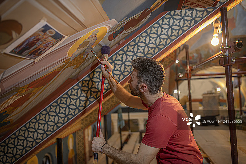 艺术家正在绘制壁画图片素材
